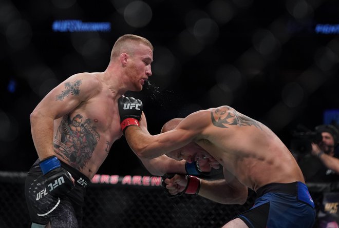 Justin Gaethje (levo) verjame, da lahko preseneti Tonyja Fergusona. FOTO: Reuters