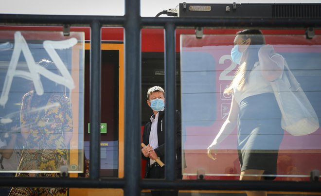 Potniški vlaki bodo začeli po slovenskih tirih voziti po osmih tednih. FOTO: Jože Suhadolnik/Delo