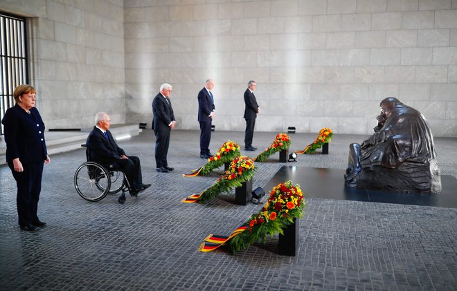 Konec druge svetovne vojne so v Berlinu obeležili tudi nemška kanclerka Angela Merkel, predsednik Bundestaga Wolfgang Schaeuble in nemški predsednik Frank-Walter Steinmeier. Foto: Hannibal Hanschke/Afp