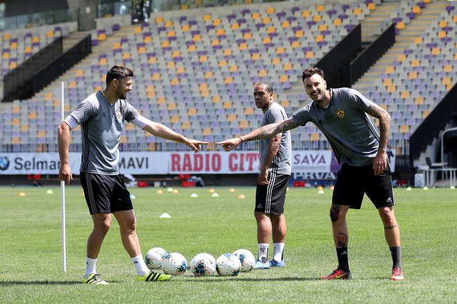 Marcos Tavares je v ozadju opazoval dobro razpoložena Roka Kronavetra in Amirja Derviševića. FOTO: NK Maribor