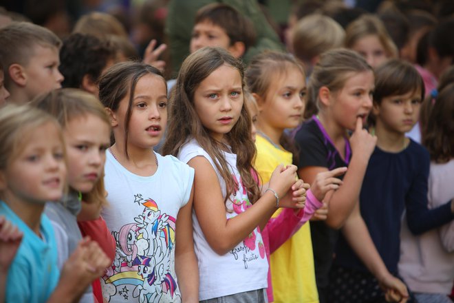 Kako bodo najmlajšim, ki se dva meseca niso videli, dopovedali, da ne smejo biti preblizu, ni jasno. FOTO: Jure Eržen/Delo