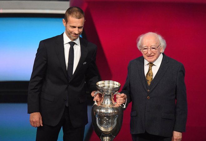 Uefin predsednik Aleksander Čeferin in irski predsednik Michael D. Higgins s trofejo za naslov evropskega prvaka po žrebu kvalifikacijskih skupin za euro 2020. FOTO: Reuters