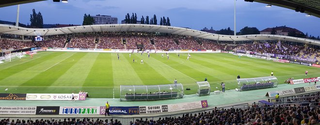 V Ljudskem vrtu se je zbralo dobrih 10.000 privržencev nogometašev Maribora. FOTO: Jernej Suhadolnik