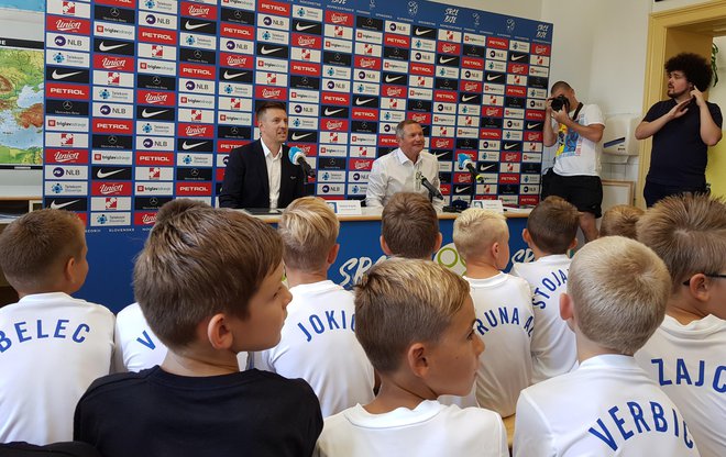 Matjaž Kek med novinarsko konferenco na osnovni šoli bratov Polančič v Mariboru. FOTO: Jernej Suhadolnik