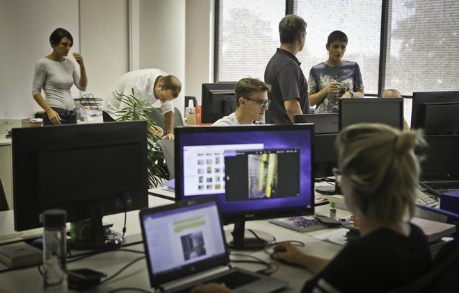 Inženirsko kulturo v podjetju vzdržujejo strojni in elektro inženirji. Foto Jože Suhadolnik