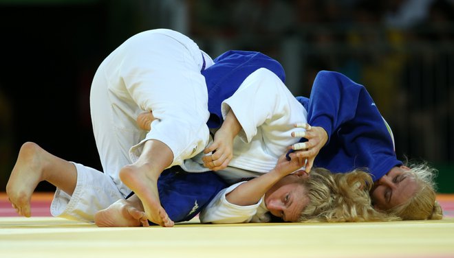 Ana Velenšek (v modrem kimonu) je še zmeraj v stiku z ameriško šampionko&nbsp;Kayla Harrison (levo), zdaj vzhajajočo zvezdnico v mešanih borilnih športih (MMA), ki ji je&nbsp;pred tremi leti na olimpijskih igrah v Riu de Janeiru zadala edini poaz. FOTO: Reuters