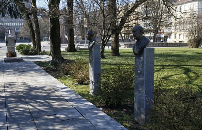 Doprsni kip Janeza Stanovnika nameravajo postaviti ob Francetu Bučarju in Stanetu Kavčiču. FOTO: Blaž Samec/Delo