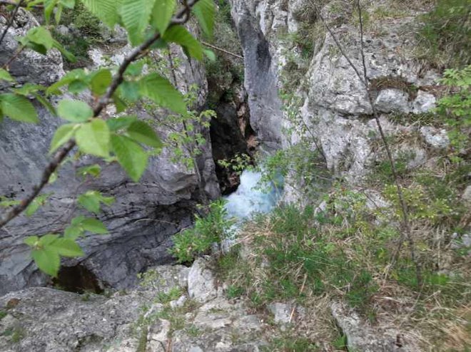 Poljskemu študentu je včeraj zdrsnilo in je omahnil v sočo. Foto PU Nova Gorica