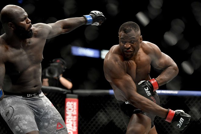 Kamerunski težkokategornik Francis Ngannou (desno) je po hitrem postopku opravil s Surinamcem Jairzinhom Rozenstruikom. FOTO: AFP