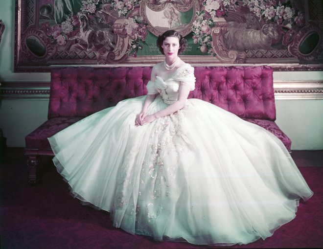 Princesa Margareta v rojstnodnevni obleki, ki se je zapisala v zgodovino. Foto Cecil Beaton, Arhiv Muzeja V &amp; A