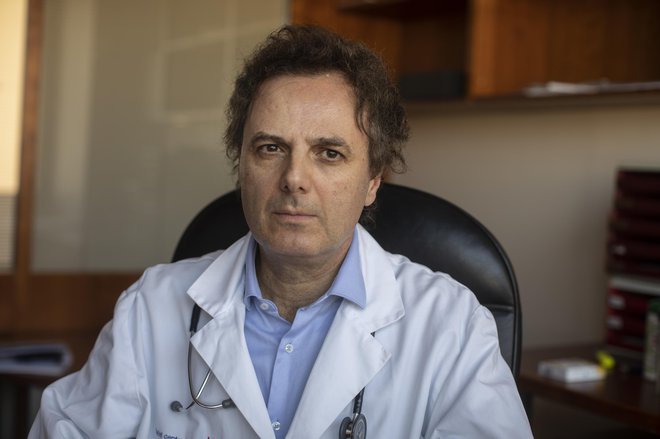 Prof. dr Mišo Šabović pacientom, še posebno starejšim od 50 let, priporoča, da zdravila za zniževanje povišanega krvnega tlaka in holesterola jemljejo tudi potem, ko sta tlak in holesterol že urejena.
