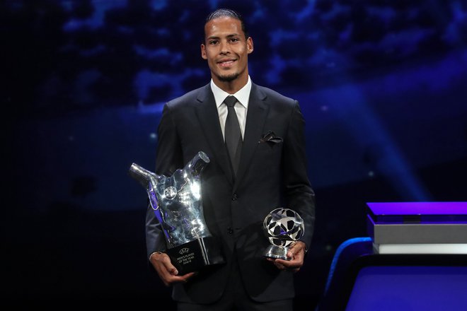 Liverpool&#39;s Dutch defender Virgil van Dijk poses with his trophies of Best Men&#39;s player in Europe of the Year and Best Defender at the end of the UEFA Champions League football group stage draw ceremony in Monaco on August 29, 2019. (Photo by Valery HACHE / AFP) Foto Valery Hache Afp