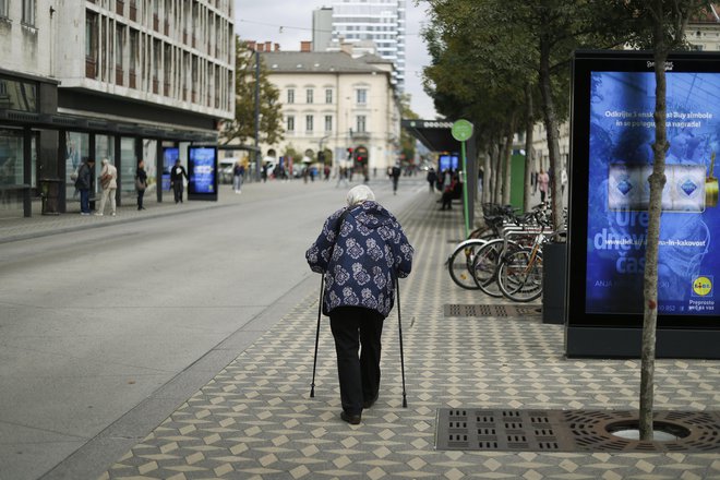 Veliko družin živi v neustreznih bivalnih razmerah, mnogi z majhno pokojnino vzdržujejo celo otroke in vnuke, poudarjajo pri Srebrni niti. FOTO: Leon Vidic