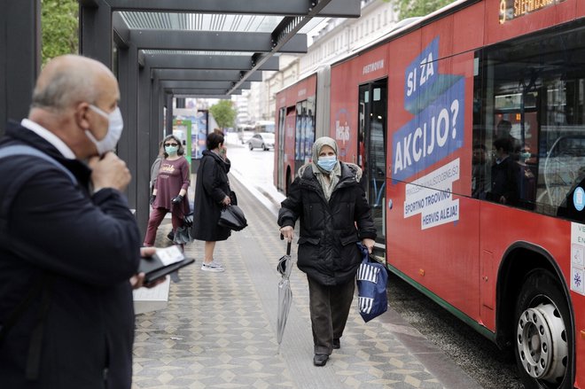 Potniki na avtobusih in vlakih, ki so danes spet začeli voziti, morajo nositi zaščitne maske, si pred vstopom razkužiti roke in upoštevati varnostno razdaljo poldrugi meter. FOTO: Voranc Vogel/Delo