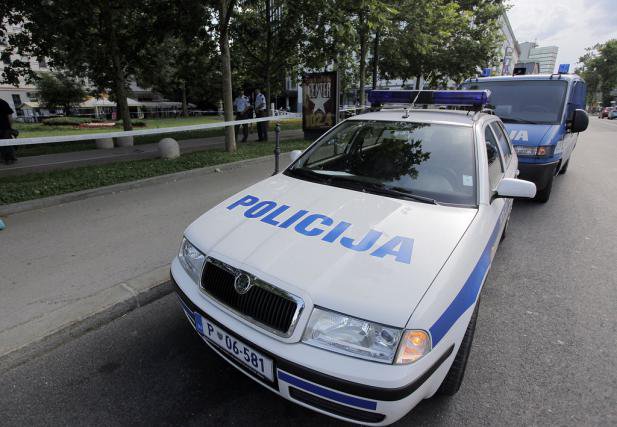 Povzročitelja so policisti prijeli, očitajo mu povzročitev splošne nevarnosti in hude telesne poškodbe (fotografija je simbolična).<br />
FOTO: Jože Suhadolnik/Delo