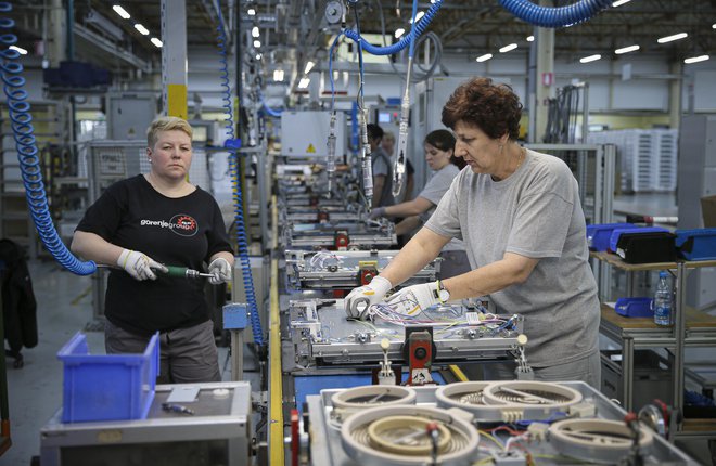 V drugi polovici marca so podjetja močno zmanjšala proizvodnjo. FOTO: Jože Suhadolnik/Delo