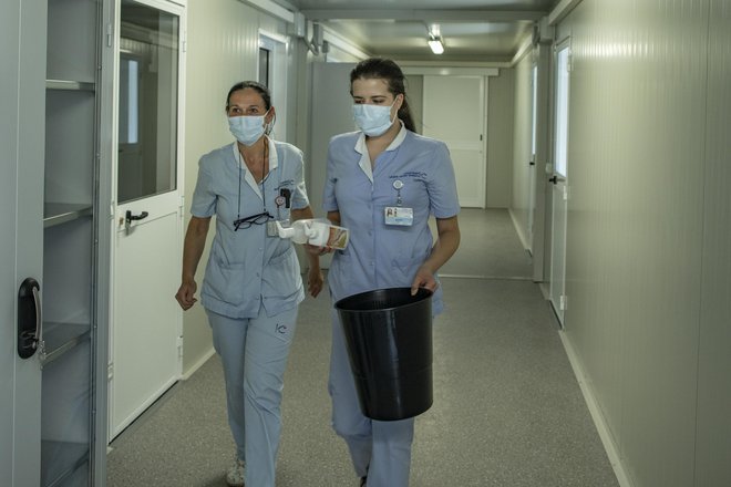 Števlni zaposleni v zdravstvu in v domovih za starostnike, ki so bili posebej izpostavljeni in obremenjeni v času epidemije, še niso prejeli dodatkov, opozarjajo sindikati. FOTO: Voranc Vogel&nbsp;