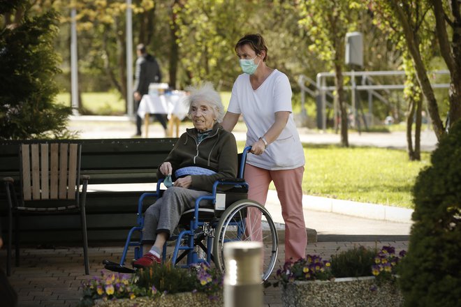 Zakon o dolgotrajni oskrbi ne bo rešil vseh težav pomoči na domu.<br />
FOTO: Jure Eržen