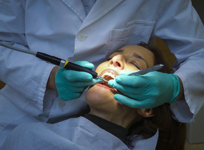 Da bi nadomestili zamujeno, nekateri zobozdravniki že razmišljajo o delu v prostih dnevih.<br />
Foto Jože Suhadolnik