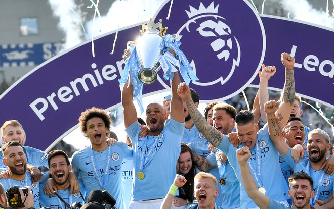 Takole so se lanskega 12. maja veselili naslova zmagovalca pokala FA nogometaši Manchester Cityja. Letos v njihovem taboru ne bo tako veselo, saj bodo tudi ob naslov najboljšega v premier league. FOTO: Reuters