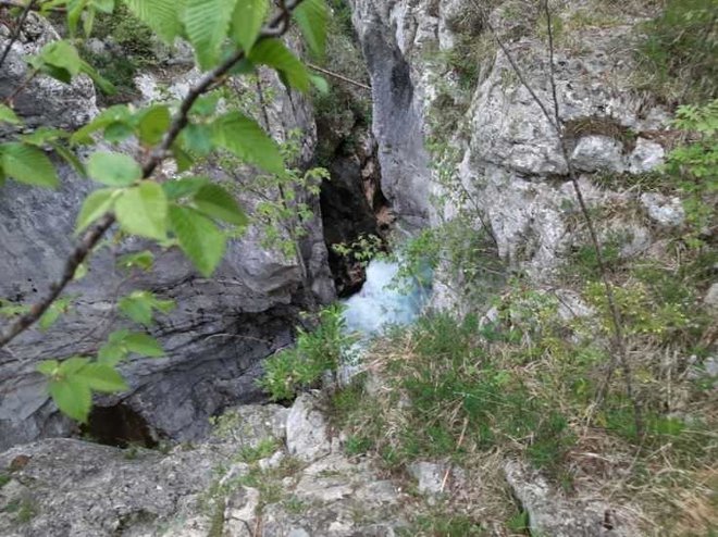 Kot so povedali na PU Nova Gorica, so na kraj napotili policiste in gasilce. Identiteto umrlega bodo v postopku potrjevali v prihodnjih dneh. FOTO: PU Nova Gorica