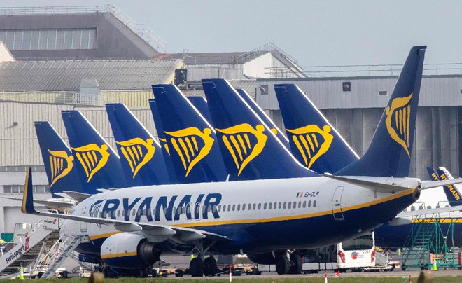 Pri irskem nizkocenovnem letalskem prevozniku Ryanair po napovedih z začetka meseca, da bodo odpustili 3000 zaposlenih, zdaj pravijo, da bodo že v juliju oživili devet desetin letalskih povezav, na katerih so leteli pred izbruhom koronakrize. FOTO: Paul Faith/AFP