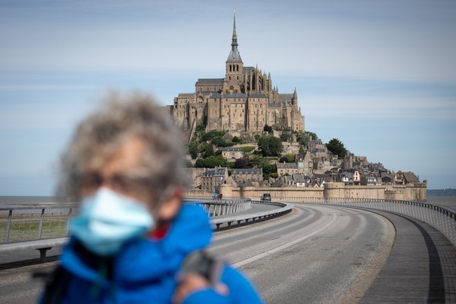 Normandija, Francija. Podobno kot drugod po Evropi so tudi v Franciji začeli s sproščanjem ukrepov za zajezitev epidemije. FOTO: Lou Benoist/AFP