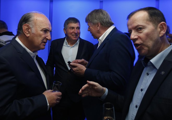 Ljubo Jasnič (na fotografiji levo med pogovorom z Enzom Smrekarjem, v ozadju Jelko Gros in Drago Bahun) si že razbija glavo s tem, kako bodo zakrpali denarno luknjo.<br />
FOTO: Matej Družnik