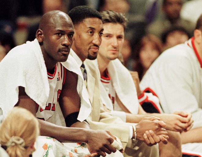 Toni Kukoč (desno), Scottie Pippen in Michael Jordan (levo) v zlatih dneh Chicaga. FOTO Reuters