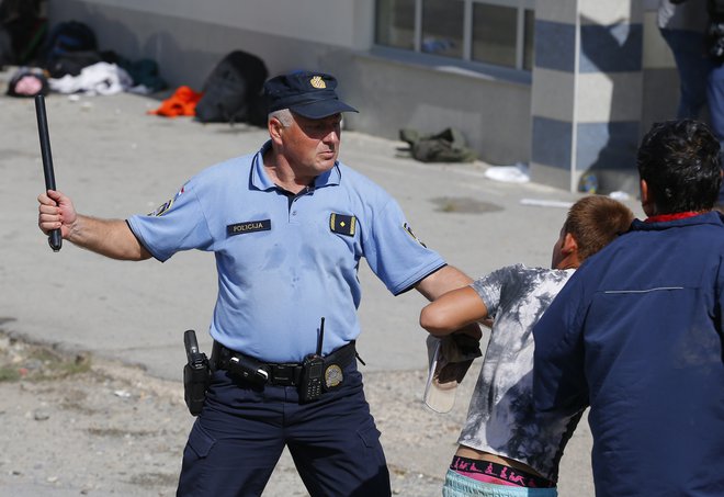 O surovosti hrvaške policije poročajo tudi svetovni mediji. FOTO: Laszlo Balogh/Reuters