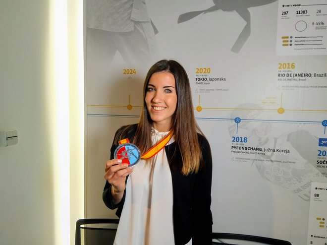 Tjaša Ristić je včeraj ponosno pokazala srebrno kolajno z nedavnega evropskega prvenstva v Guadalajari. FOTO: Miha Šimnovec