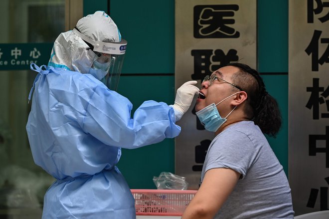 V Wuhanu bi morali testirati milijon ljudi na dan. FOTO: AFP