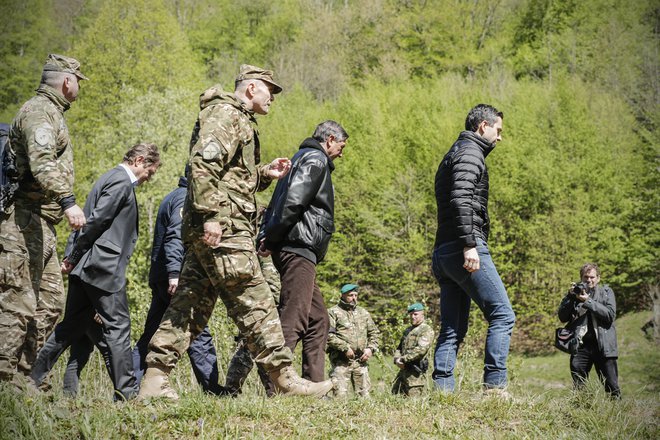 Grupiranje dela državnega vodstva ob Kolpi. FOTO: Uroš Hočevar/Delo