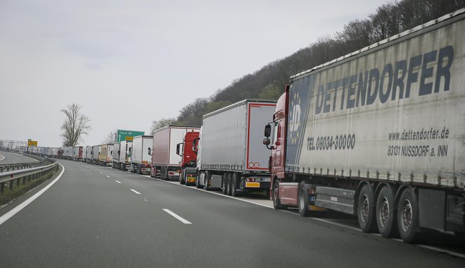 Po začetnih zastojih na mejnih prehodih se je tovorni promet na slovenskih avtocestah zmanjšal za okrog dve petini. FOTO: Jože Suhadolnik/Delo