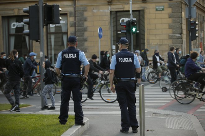 Če vlada epidemije do 15. maja ne bo preklicala, kar glede na današnje napovedi vladnega govorca Jelka Kacina ne namerava storiti, bo večina interventnih ukrepov iz mega protikoronskega zakona veljala do konca junija; vključno s prepovedjo zbiranja i