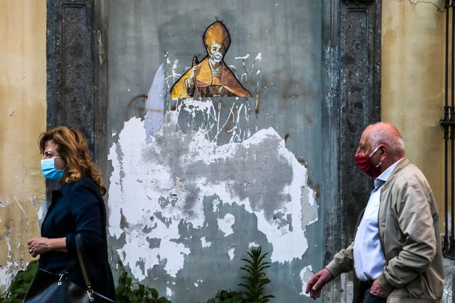 Nobeno drugo vprašanje, so zapisali v časniku Corriere della Sera, ne predstavlja tolikšnega izziva za prehod v drugo fazo epidemije. Foto: Carlo Hermann/Afp