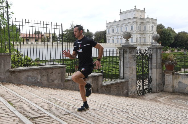 Nogometni sodnik Daniele Doveri v Rimu že vadi za nadaljevanje nogometnega prvenstva. FOTO: Reuters