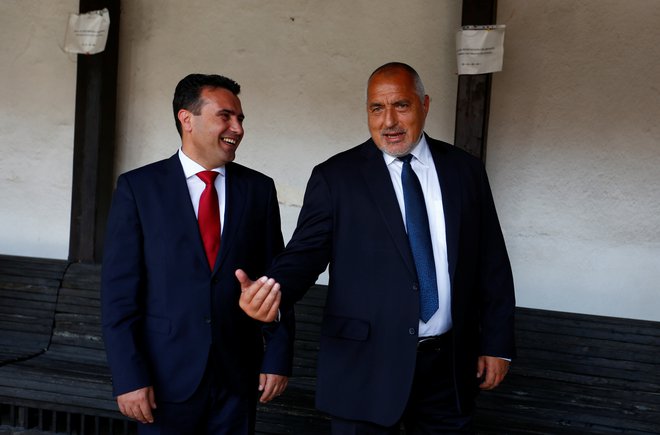 Čeprav sta bolgarski premier Bojko Borisov in nekdanji makedonski premier Zoran Zaev podpisala sporazum o prijateljstvu, se je Bolgarija pokazala za zahtevno sosedo. Foto Reuters