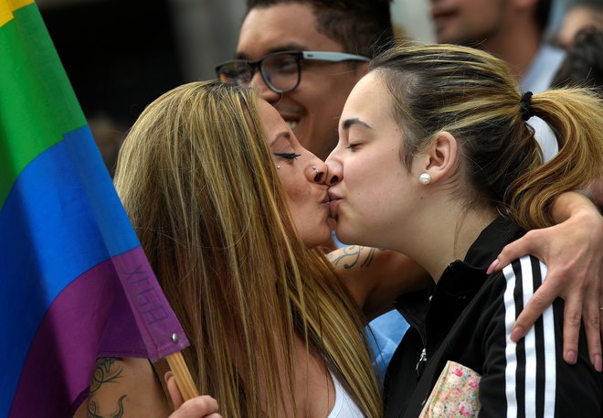 Kar šest od desetih evropskih lezbijk, gejev, biseksualcev, transseksualcev in interseksualcev se s partnerjem oziroma partnerko ne upa držati za roke v javnosti. Foto: Reuters