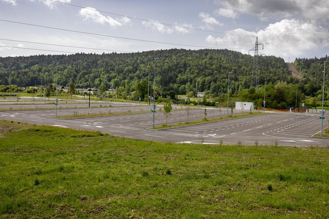 Parkirišče P+R pri Stanežičah, pravzaprav bolj pri Guncljah, je končano, čaka se na tehnični pregled. FOTO: Voranc Vogel/Delo