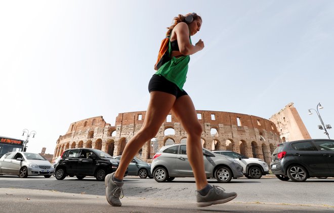 Italija je v začetku maja začela sproščati nekatere ukrepe, ki jih sprejela za omejitev širjenja virusa. Foto: REUTERS/Guglielmo Mangiapane