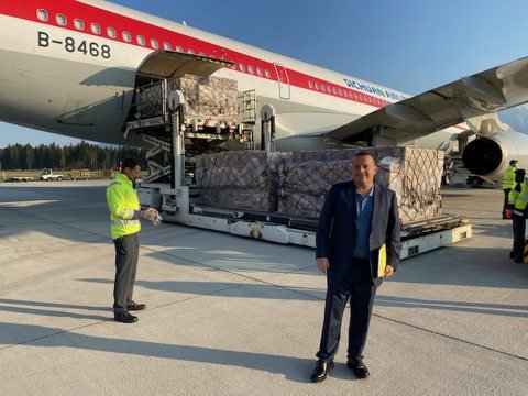 Podjetnik Joc Pečečnik se je odzval na prošnjo države, naj pomaga pri uvozu zasščitne opreme. Sodelovanje zdaj obžaluje. FOTO: Osebni arhiv Joca Pečečnika