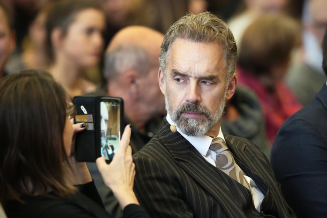 Jordan Peterson, kanadski klinični psiholog, je med nedavnim obiskom Slovenije govoril množici na Gospodarskem raztavišču. FOTO: Jure Eržen