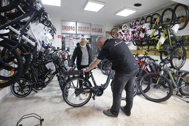 Po odprtju trgovin je veliko obiska in zanimanja za različne vrste koles. Foto Leon Vidic