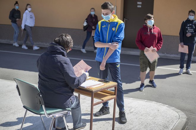 Oddaja prijave za vpis v srednjo šolo na Osnovni šoli Venclja Perka Domžale med epidemijo. FOTO: Leon Vidic/Delo