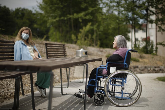 V Srebrni niti pričakujejo, da bodo domovi dobili nova navodila, ki bodo prilagojena epidemiološki situaciji in končanju epidemije. FOTO: Jure Eržen