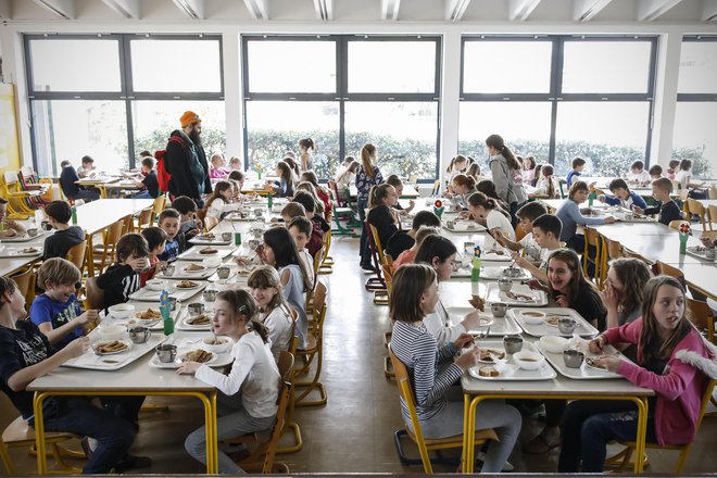 Čas kosila zagotovo ne bo videti tako. Vsak otrok bo sedel sam, dovolj oddaljen od sošolcev. FOTO: Uroš Hočevar