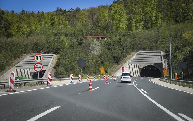 Obnova predora Golovec se bo začela v ponedeljek, popolna zapora zahodne cevi pa je predvidena za 15. junij. FOTO: Jože Suhadolnik/Delo