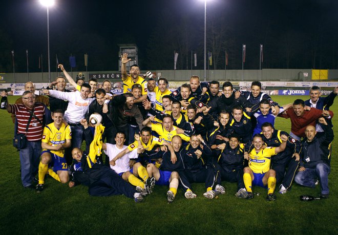 Šampioni, je pred desetimi leti odmevalo Ob jezeru, ko se je Koper pridružil Olimpiji, Mariboru, Gorici in Domžalam na seznamu prvakov v samostojni Sloveniji. FOTO: Blaž Samec/Delo