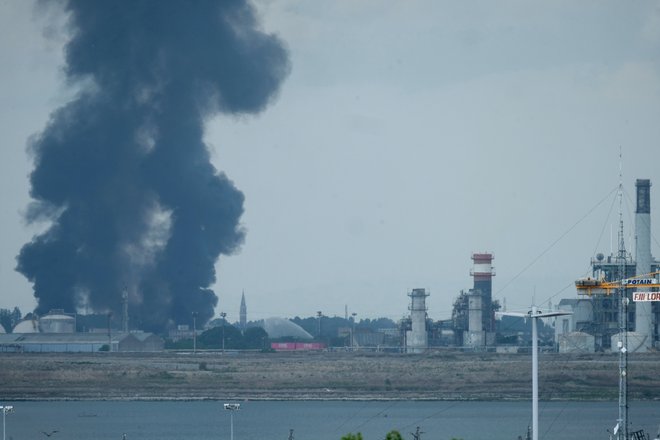 Po informacijah iz medijev je požar izbruhnil okoli 10. ure dopoldne, in sicer zaradi eksplozije rezervoarja s tisoč kubičnimi metri kemikalij, ki jih uporabljajo pri proizvodnji barv. FOTO: Manuel Silvestri/Reuters